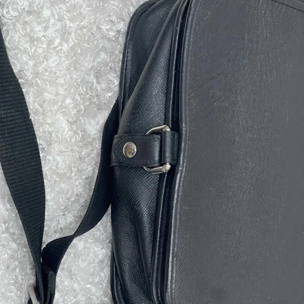 LOUIS VUITTON Grizzli Taiga Leather Andrei Messenger Bag